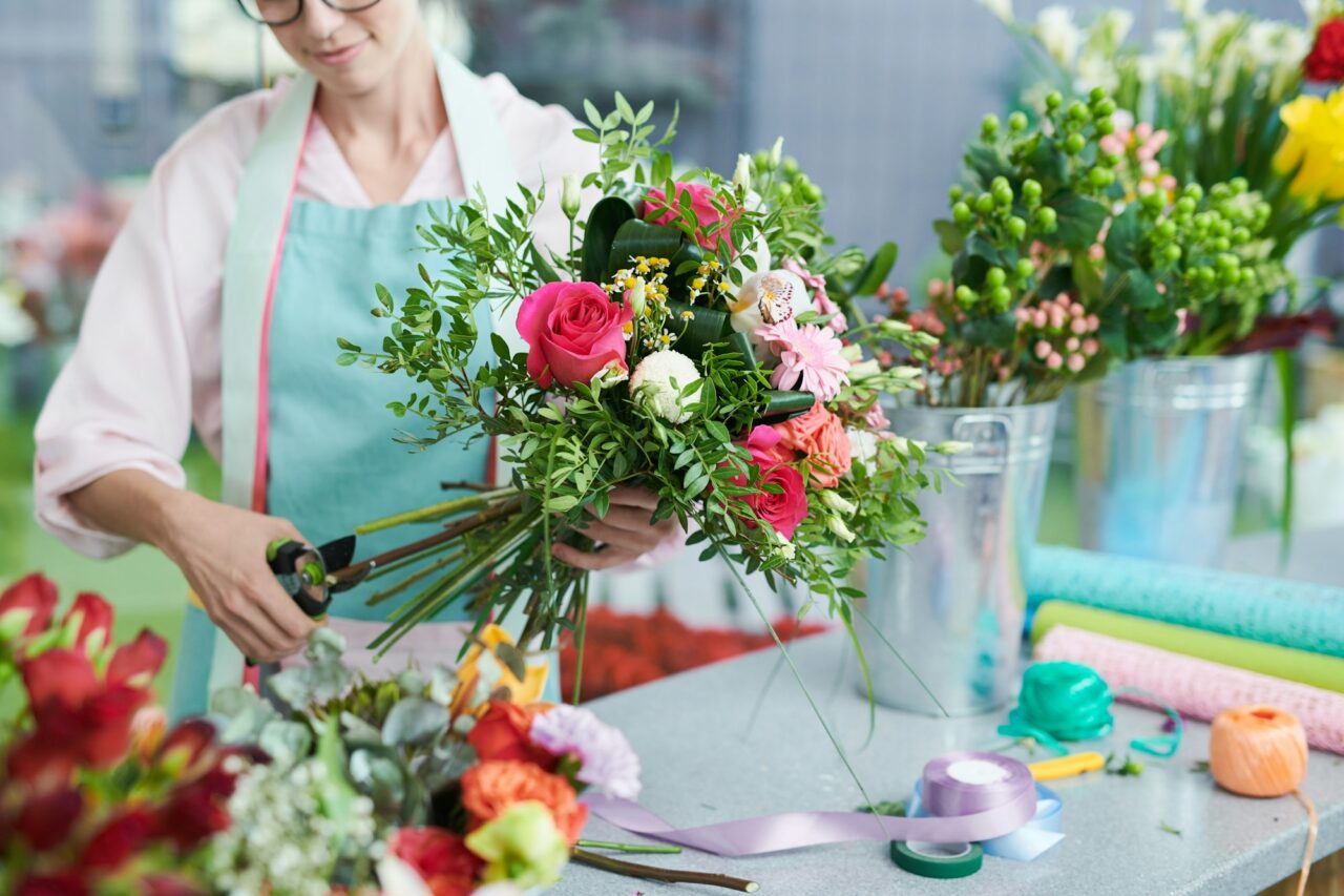 افزودن میوه‌ها و المان‌های تزئینی برای تکمیل هر نوع گل‌آرایی